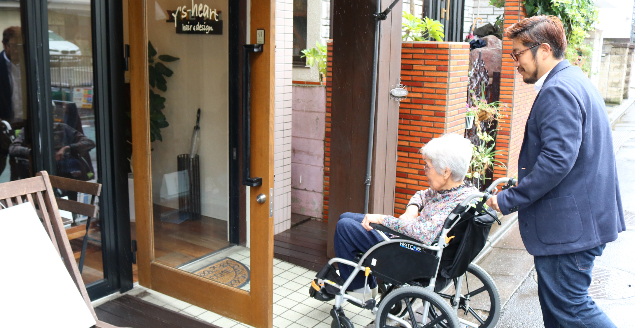 お店の入り口での接客の様子