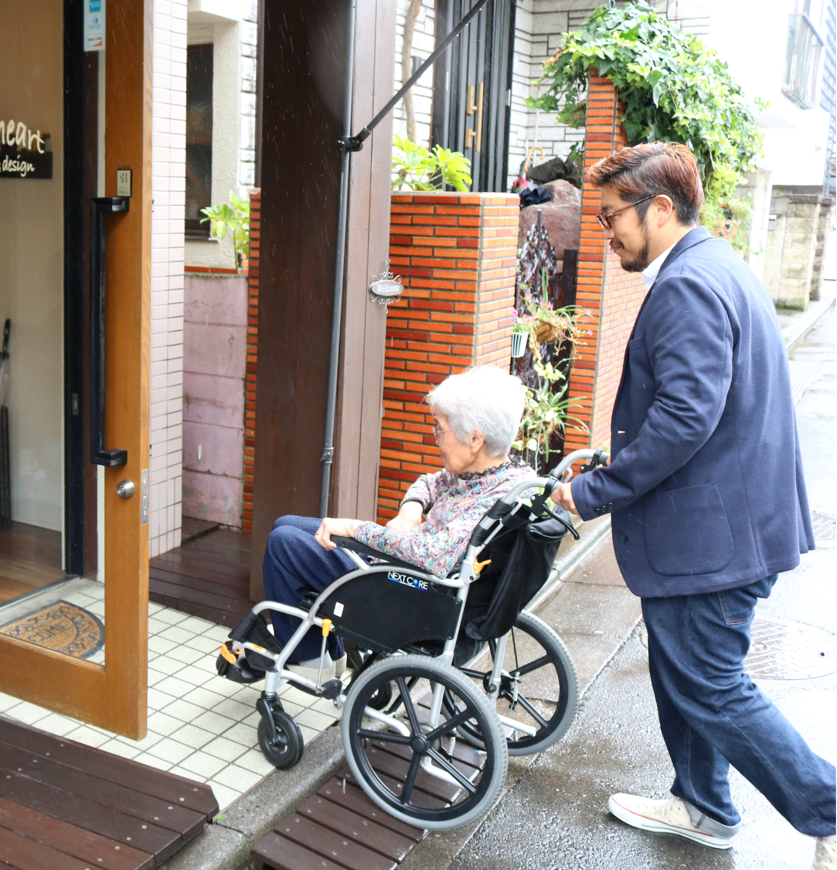 お店の入口での接客の様子